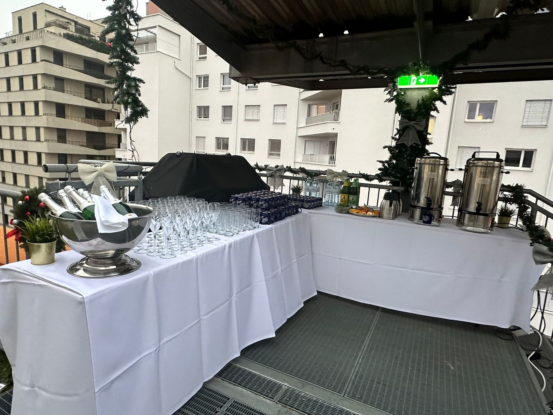 Weiß gedecktes Buffet Winterveranstaltung