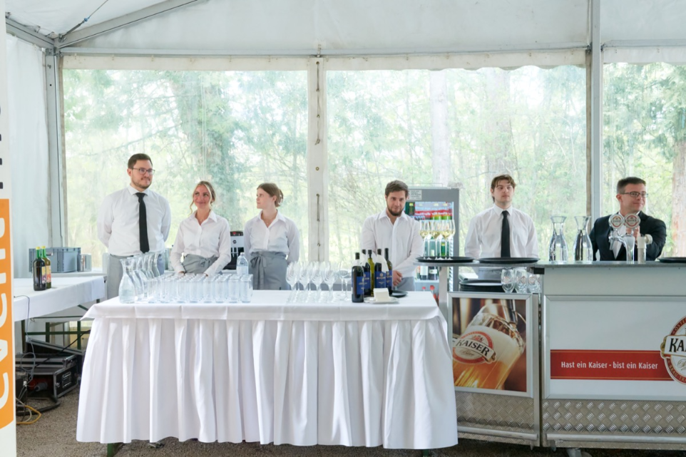  Serviceteam beim Buffetaufbau Veranstaltung